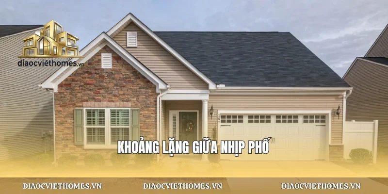 Khoảng lặng giữa nhịp phố